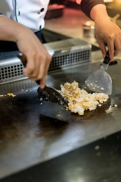 Keze szakács főzés fokhagymás sült rizs forró serpenyőben előtt cu — Stock Fotó
