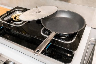 Gümüş metal kızartma tavası petrol sıçramak perde ile örtülü