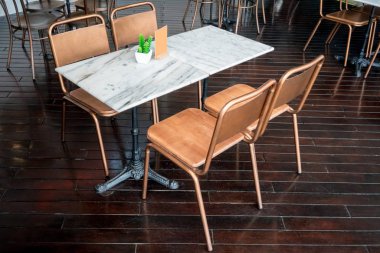 Pirinç metal sandalye ile mermer masa yemek 