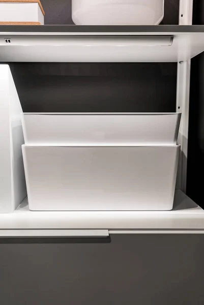Almacenamiento blanco cerrado en el estante y cajón en el armario de la walkin — Foto de Stock