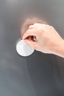 Kadın el gri metal tahtada beyaz mıknatıs yapıştırma