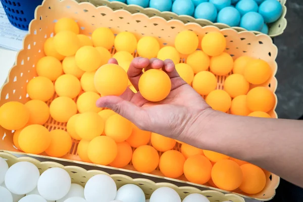Bolas de ping-pong vacías a mano . —  Fotos de Stock