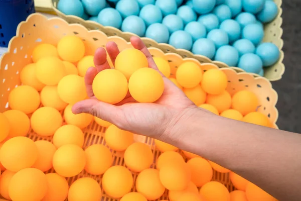 Hand holiding Bordtennis bollar. — Stockfoto