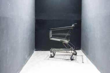 Boş siyah alışveriş sepeti 