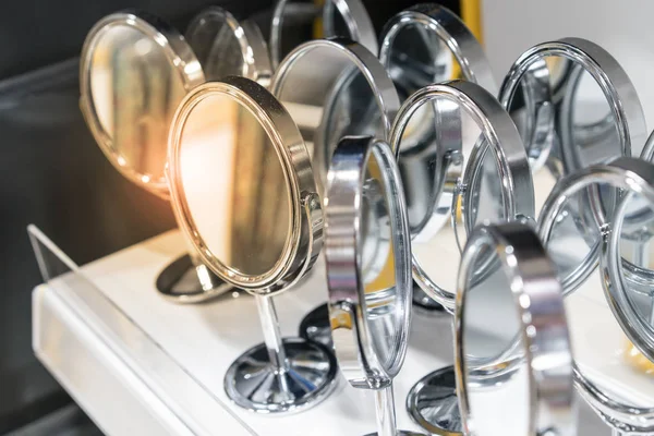 Molti specchi cosmetici in argento con cornice rotonda e cavalletto singolo — Foto Stock
