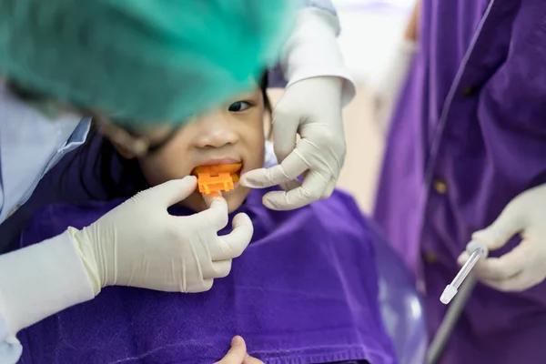 Κορίτσι της Ασίας συναντήθηκαν στον οδοντίατρο για τη συνήθη οδοντιατρική εξέταση και fluori — Φωτογραφία Αρχείου