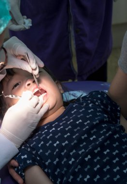 Asyalı kız dişçi rutin diş check-up ve fluori için bir araya geldi