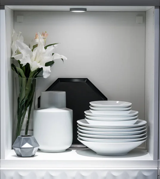 Прикраса будинку на кухні з білим посудом і квітка лілії в — стокове фото