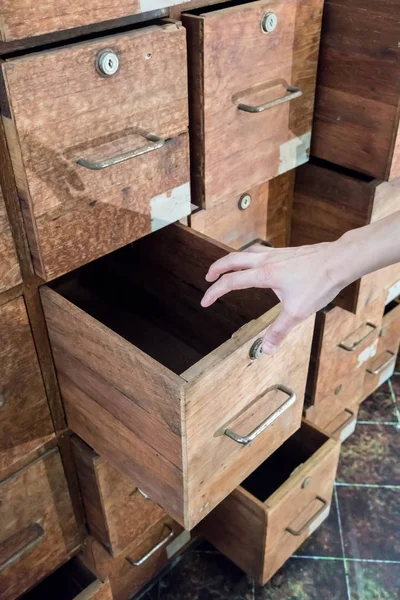 Psykiatrisk hand öppning en låda av gamla hemsökta trä skåp — Stockfoto