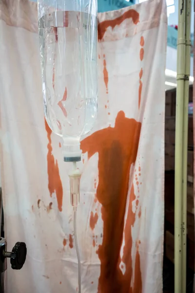 Goteo salino contra marcas sangrientas en cortina blanca . — Foto de Stock