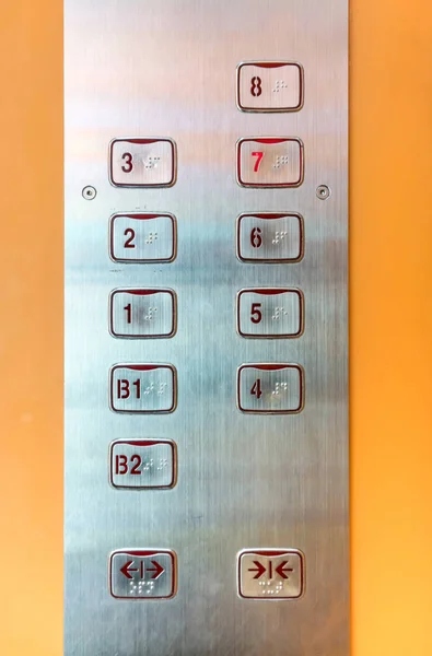 Panel przyciski windy ze szczotkowanego metalu tekstura powierzchni płyty — Zdjęcie stockowe