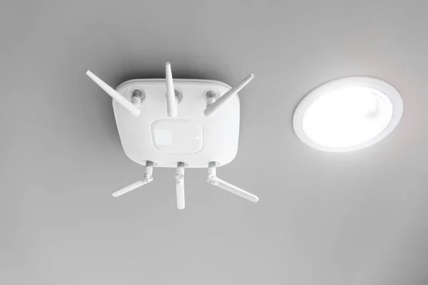하얀 천장에 매달려 네트워크에 대 한 무선 라우터. — 스톡 사진