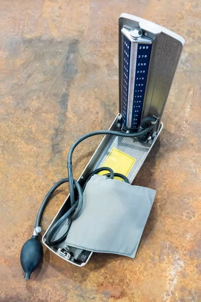 Vintage tansiyon metre mercury ile ölçmek ve tüp cam