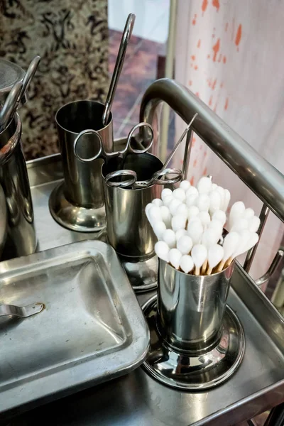 Conjunto de materiais de curativo da ferida no carrinho inoxidável na emergência r — Fotografia de Stock