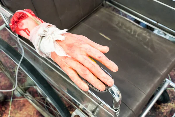 Juguete de Halloween sangriento y espeluznante, mano humana falsa atada con salina — Foto de Stock
