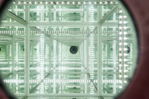 Ein Blick durch einen LED-Spiegel mit abstrakter Unendlichkeit mit hoher Tiefe — Stockfoto