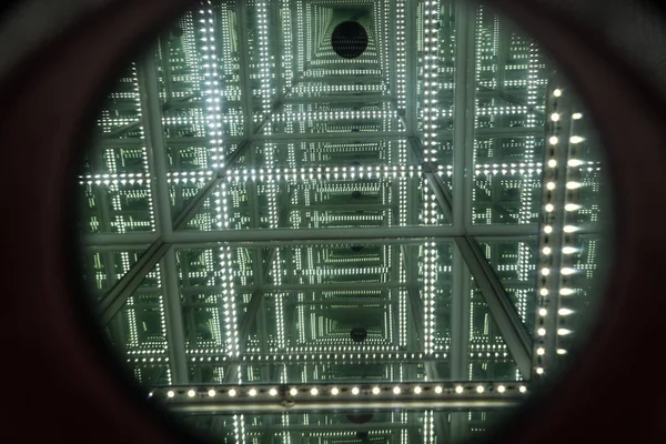 Ein Blick durch einen LED-Spiegel mit abstrakter Unendlichkeit mit hoher Tiefe — Stockfoto