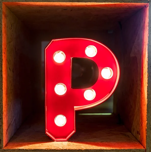 Ampul parlayan harf alfabe karakteri P yazı tipi