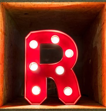 Ampul parlayan harf alfabe karakteri R yazı tipi