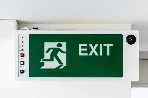 Zöld vészkijárat-jel. A menekülési irányt út. — Stock Fotó