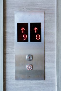 Asansör Düğmeler panelini ahşap arka plan
