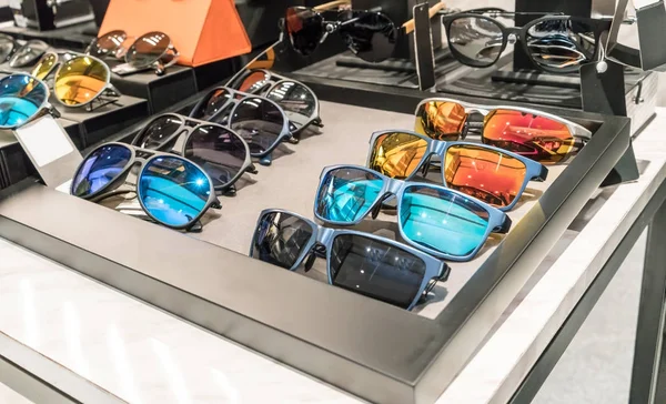 Verschillende van de zonnebril in de winkel weergeven schappen. — Stockfoto