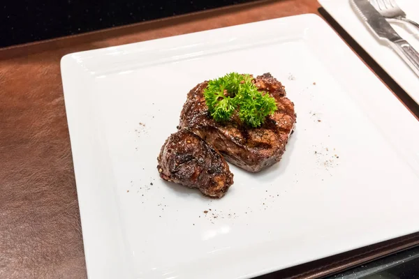 Grillezett marhahús steak-EK, fűszerek, fehér lemez — Stock Fotó