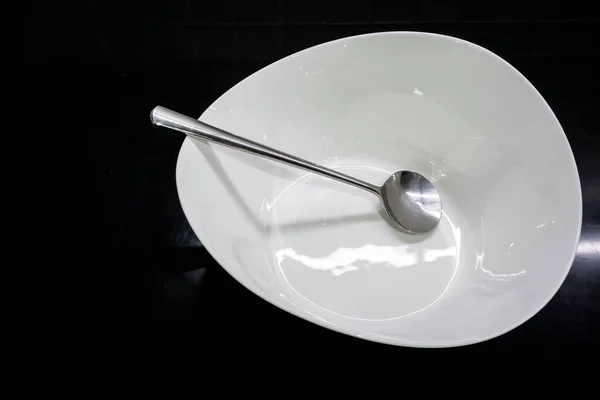 Weiße Keramik-Salatschüssel mit langem Silberlöffel — Stockfoto