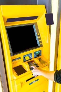 Asyalı kadın monitör ekranına bakarak