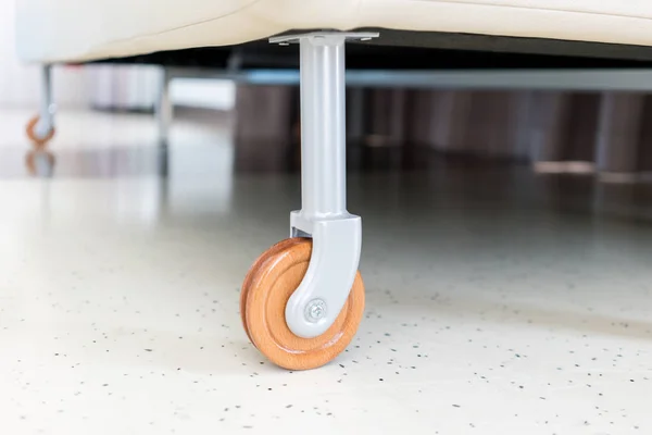 Accesorios para muebles. Rueda de madera y estructura metálica para sofá a — Foto de Stock