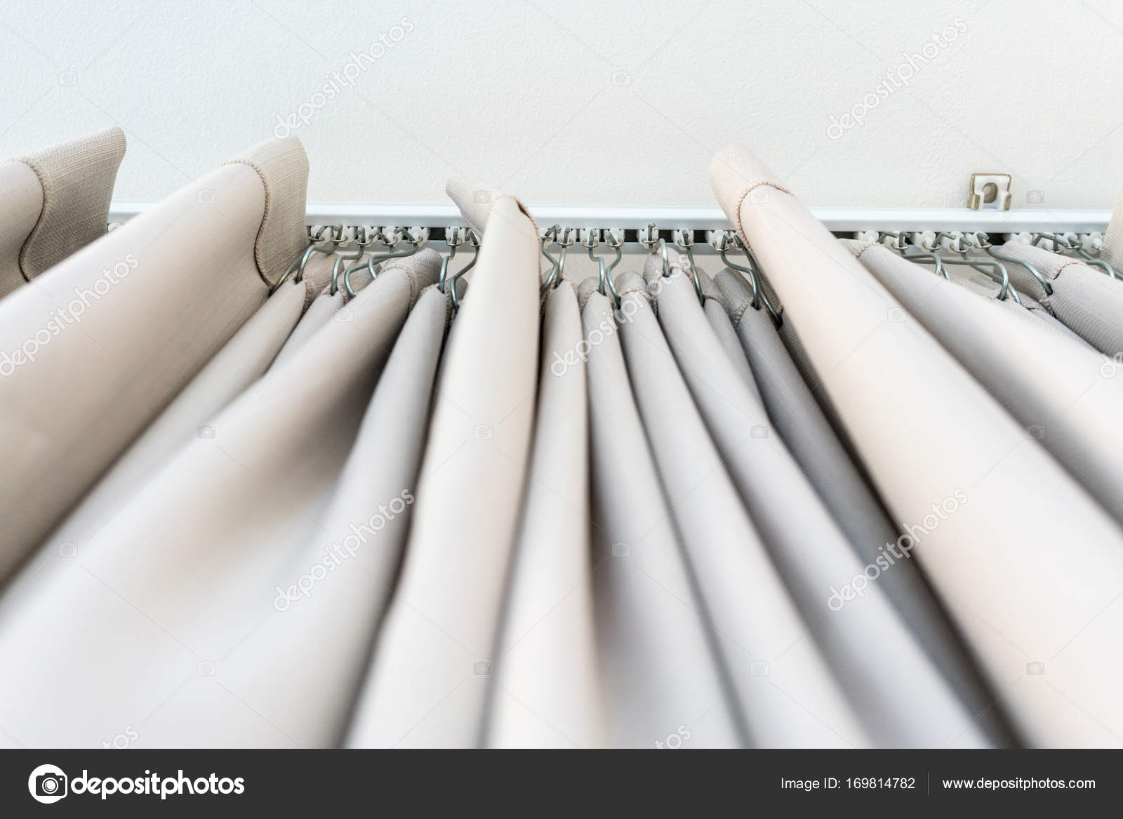 Witte gordijn railsysteem met licht bruin gordijn — Stockfoto © v74 ... Witte gordijn railsysteem met licht bruin gordijn — Stockfoto © v74 ...