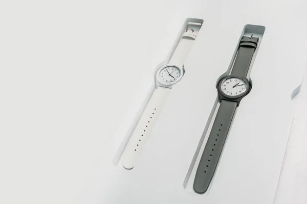 Модные круглые наручные часы с черно-белой коллекцией — стоковое фото