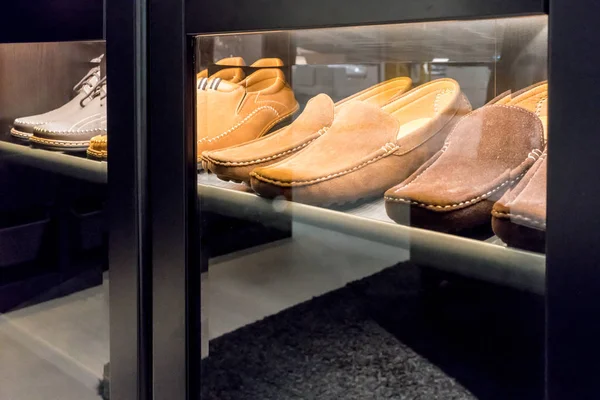 Una mirada a través de la ventana de zapatos de cuero de los hombres — Foto de Stock