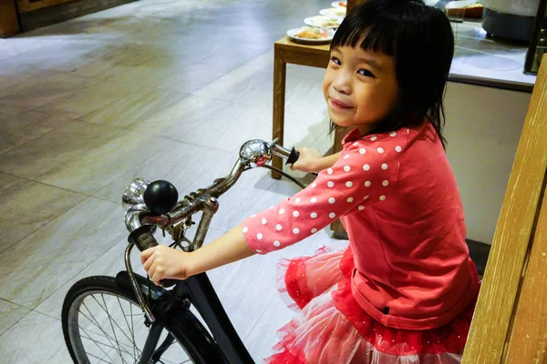 Ditutup up Asia tersenyum gadis mengenakan pakaian merah muda di bic vintage — Stok Foto