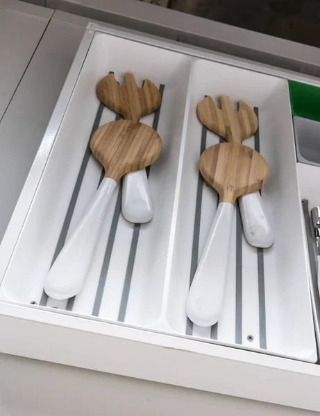 Закритий кухонний посуд у білому пластиковому лотку для столових приборів. Ідея — стокове фото