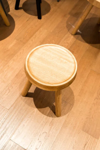 Tavolo moderno in legno su pavimento in legno ad angolo bambino — Foto Stock
