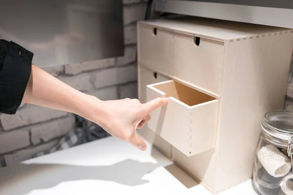 Рука тягне ящик міні-дерев'яної коробки для зберігання на білому — стокове фото