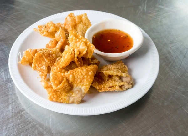 Dumpling de cerdo frito estilo tailandés que sirve con sauc de ciruela picante — Foto de Stock