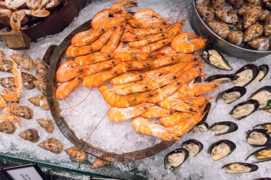 Tahta kova karides deniz salyangozları ve buz üzerinde midye buğulama