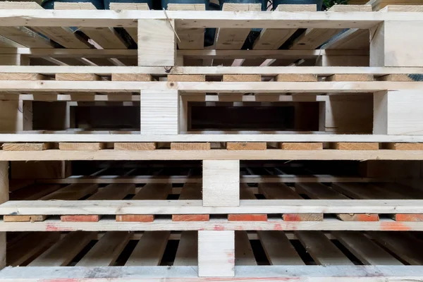 A fából készült rakodólapok gyári raktárban verem — Stock Fotó