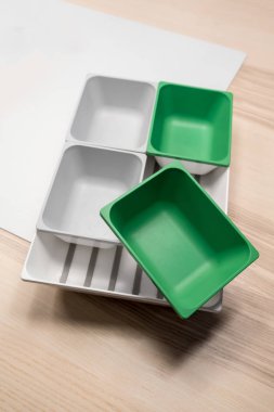 Yeşil ve gri plastik tepsi aranjman. Çok amaçlı mutfak eşyaları koleksiyonu