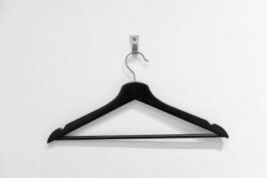 Siyah ahşap askı gümüş tutucu üzerinde asılı ceketler 