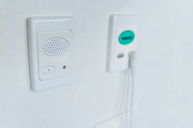 Hemşire çağrı mikrofon ve hoparlör pati beyaz duvar izole