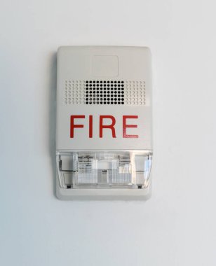 Beyaz izole ışık flaş yanıp sönen ile yangın alarm siren 
