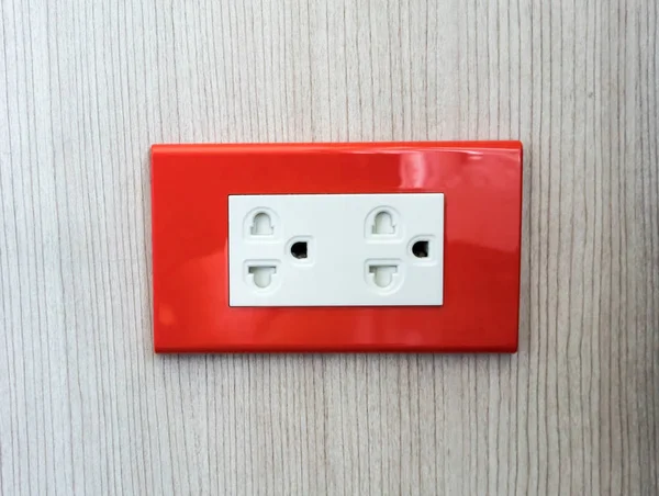 Enchufes de pared eléctricos con placa de pared roja —  Fotos de Stock