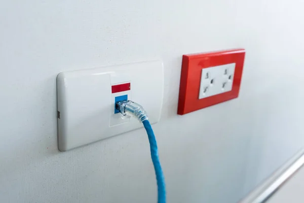 Conector de cable azul de Internet en el enchufe de red blanco —  Fotos de Stock