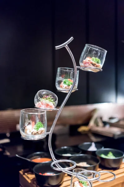 Gourmet de fusão japonês para festa de coquetel em castiçal de vidro — Fotografia de Stock