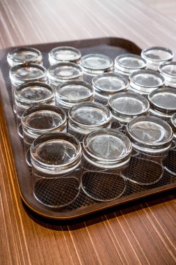 Açık gözlük tabandan satırları