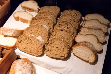 Taze çeşitli beyaz ekmek ve çörek dilimleri yapılan 