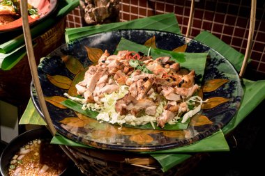 Marine edilmiş tavuk dilimleri Tay tarzında düzenlenmiş kömür ızgara